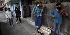 μουσικοι δρομου με βιολι