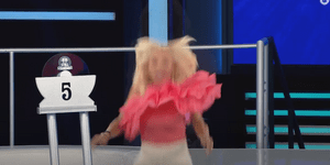 Η Μαρία Μπεκατώρου πέφτει όταν ανοίγει η καταπακτή στο Still Standing