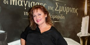 Η Μαρία Καβογιάννη με γκρι τζιν και μαύρη μπλούζα