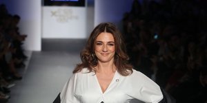 Η Μαρία Λεκάκη με λευκό φόρεμα στην πασαρέλα