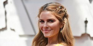 Η Μαρία Μενούνος με κίτρινο φόρεμα