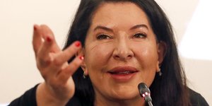 Μαρίνα Αμπράμοβιτς δεξί χέρι ψηλά 