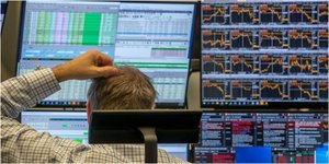 Χρηματιστής στη Φρανκφούρτη μπροστά σε υπολογιστή