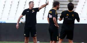 Ο Μάσιμο Καρέρα στην προπόνηση της ΑΕΚ