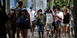 Τουρίστες στην Αθήνα με μάσκες