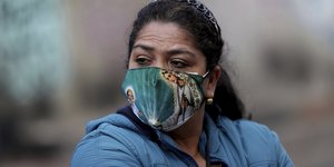 Γυναίκα με μάσκα στην Κολομβία