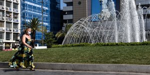 Γυναίκα με μάσκα περπατά στην πλατεία Ομονοίας