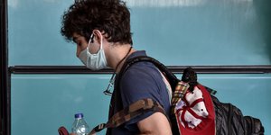 Κορωνοϊός: Ενας επιβάτης με μάσκα μπαίνει σε ΚΤΕΛ 