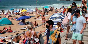 Με μάσκες οι λουόμενοι στις παραλίες της πόλης Μπίαριτζ στη Γαλλία