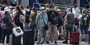 Κόσμος στο λιμάνι του Πειραιά αυτό το καλοκαίρι