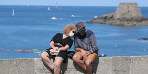 Ζευγάρι φορά υποχρεωτικά μάσκα σε περιοχή της Γαλλίας