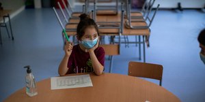 Μαθήτρια στην Ισπανία με μάσκα προστασίας από τη διάδοση του κορωνοϊού