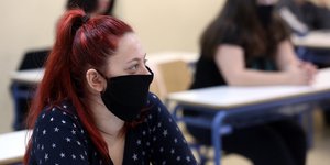 Μαθήτρια στην τάξη με μάσκα για τον κορωνοϊό