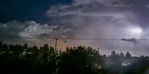 μαυρα συννεφα πάνω από δεντρα 