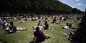 παρέες με αποστάσεις στο παρκο 