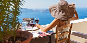 με καπελο και ενα ποτηρι κρασι