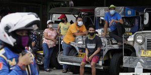 με μασκες στο καπό 