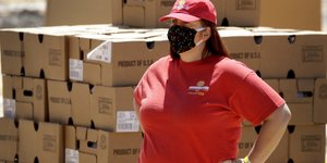 με κοκκινη μπλουζα και καπελο 