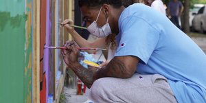 με μασκα ζωγραφιζουν τοιχο 