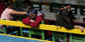 μασκες και λουλουδια στο κεφαλι