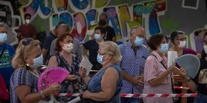 με μασκες και βεντάλιες 