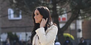 H Mέγκαν Μαρκλ με μπεζ σακάκι 