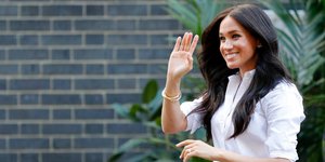 Η Μέγκαν Μρκλ με λευκό πουκάμισο