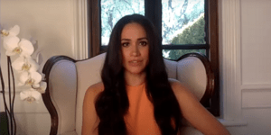 Η Μέγκαν Μαρκλ με πορτοκαλί τοπ