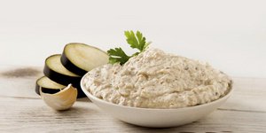 μελιτζανοσαλάτα σε λευκό πιάτο