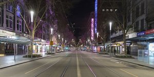 Αδειος δρόμος στο κέντρο της Μελβούρνης τη νύχτα