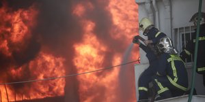 Η μάχη των πυροσβεστών με τη φωτιά στη Μεταμόρφωση