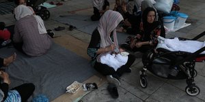 μεταναστες γυναικες στο πατωμα