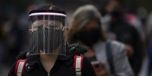 Νεαρή με προστατευτικό και μάσκα για τον κορωνοϊό στο Μεξικό