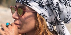 Μυρτώ Αλικάκη με φουλάρι στο κεφάλι 