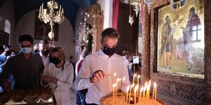 Ο Κυριάκος Μητσοτάκης ανάβει κερί στην Ιερά Μονή της Αγίας Τριάδας Τζαγκαρόλων