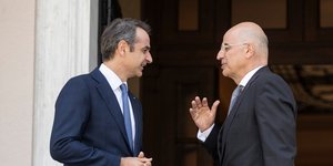 Μητσοτάκης και Δένδιας έξω από το Μαξίμου