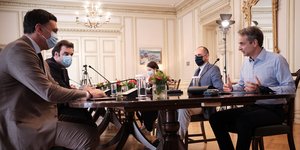 Σύσκεψη Μητσοτάκη με Κικίλια, Γεραπετρίτη για κορωνοϊό