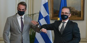 Μητσοτάκης και Μάας στο Μαξίμου με μάσκες