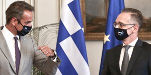 Κυριάκος Μητσοτάκης και Χάικο Μάας με μάσκες στο Μαξίμου