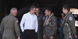 Ο Κυριάκος Μητσοτάκης στην 115 Πτέρυγα Μάχης στη Σούδα 