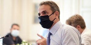Ο Κυριάκος Μητσοτάκης σε σύσκεψη στο Μαξίμου με μάσκα