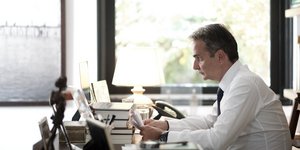 O Κυριάκος Μητσοτάκης την ώρα τηλεδιάσκεψης στον υπολογιστή του