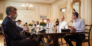 Μητσοτάκης και Τσιόδρας μαζί με άλλα υπουργικά στελέχη σε σύσκεψη στο Μαξίμου