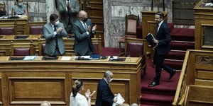 Ο Κυριάκος Μητσοτάκης κατεβαίνει από το βήμα της Βουλής καταχειροκροτούμενος