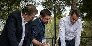 Mητσοτάκης, Χαρδαλιάς και Χρυσοχοϊδης κοιτάζουν χάρτη 