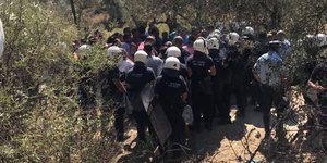 «Πόλεμος» στην Μορια- Σοβαρά επεισόδια κατοίκων με τα ΜΑΤ