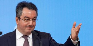 Ο Χρήστος Μόσιαλος με το αριστερό χέρι απλωμένο