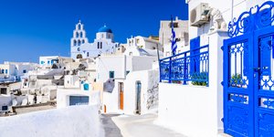 μπλε καγκελοπορτα λευκά σπιτακια