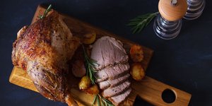 Μπουτάκι αρνιού ψημένο με δενδρολίβανο σε ξύλο κοπής