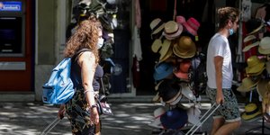 μπροστα σε μαγαζί με καπέλα 